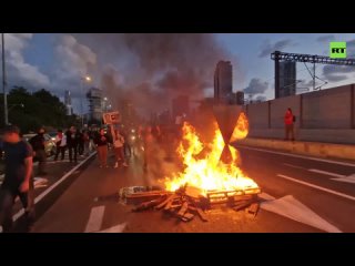 Protesters make fire on Tel Aviv road demanding hostage deal