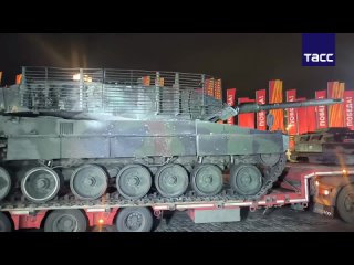 В Москву привезли те самые трофейные немецкие танки Leopard 2A6 и T-72.