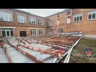 В Ужурском районе сорвало школьную крышу