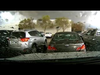 В американской Небраске торнадо в считанные секунды стёр с лица земли торговый центр
