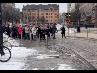 В Хельсинки, финские граждане, говорящие на русском языке, устроили митинг, выступая против закрытия границы с Россией.