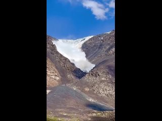 Группа иностранных туристов чудом выжила, снимая на видео лавину в Киргизии.