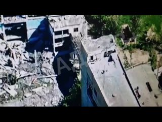 Los soldados de la 5. Brigada del 1er Cuerpo de Ejrcito de Donetsk izaron la bandera rusa sobre el edificio ms grande de la z