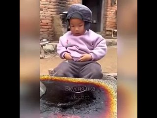 Малыш поварёнок готовит для дедушки