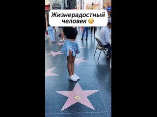 Эта девушка так любит свою жизнь и не отчаивается (видео)