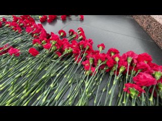 Возложение венков к мемориалу героям Великой Отечественной войны в Парке Победы города Казани