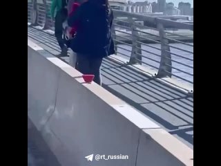Голая девушка бродила по улицам Петербурга, а когда полицейские пытались её задержать  спрыгнула с 19-метрового моста в воду