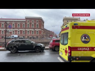 На месте падения автобуса в Мойку в Петербурге продолжают работать экстренные службы — место происшествия огорожено