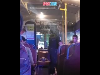 🇷🇺 В Воронеже в одном из автобусов скинхед достал нож и выгнал мигранта