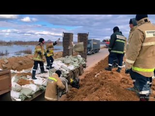 Сотрудники МЧС продолжают работу в пострадавших от паводков регионах