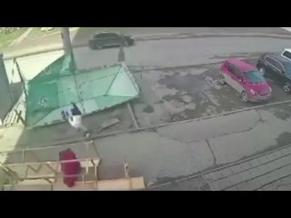 В Омске опрокинутая ветром палатка сбила с ног женщину