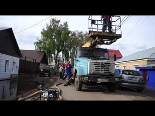 Продолжаем ликвидировать последствия паводка в Оренбурге. В мкр Аренда сложный ландшафт: чтобы откачать воду, протягиваем киломе