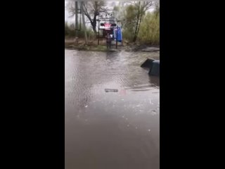 В Кетово на затопленной дороге утонул УАЗ. Люди спаслись
