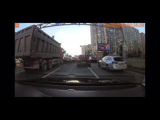 Каждый день одна и та же проблема в Мурино - вылетают на встречку, через двойную сплошную, делают это нагло как будто... (видео)