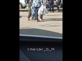 Сотрудники ТЦК в Харькове с самого утра дежуря у выхода из станции метро Холодная Гора ищут новых жертв для добровольной моб