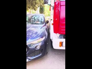 Беда может коснуться каждого   Поэтому подумай, прежде чем парковаться свой автомобиль так, что пожарные с трудом могут... (видео)
