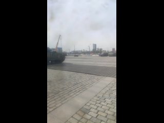 El camarada Pavel os manda saludos desde la Plaza de la Victoria, donde llevan vehculos OTAN capturados en la Operacin Militar