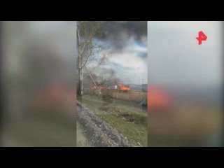 Облако в форме гриба поднялось в воздух во время сильного пожара в Красноярске