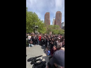 Американец в оранжевой маске собрал сотни людей в центре Нью-Йорка, чтобы показать им, как он ест целую пачку сырных шариков.2