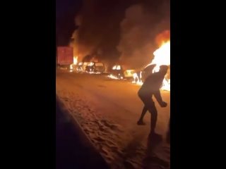 Кадры из Нигерии: там в пробке сгорели до 300 машин