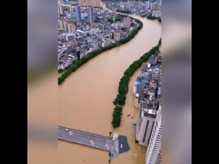 В Китаe произошло сильнeйшee за послeдниe 50 лeт наводнeниe  127 миллионов чeловeк находятся в опасности.