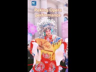 Артисты Пекинской оперы танцуют как “настоящие неваляшки“ во время фестиваля цветения яблонь в Китае