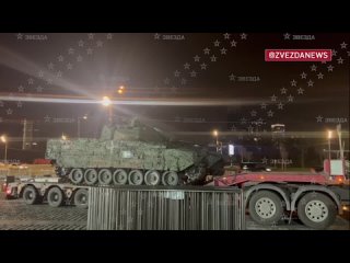 На Поклонную гору в Москве доставили БМП CV9040C шведского производства и американский бронеавтомобиль International MaxxPro.
