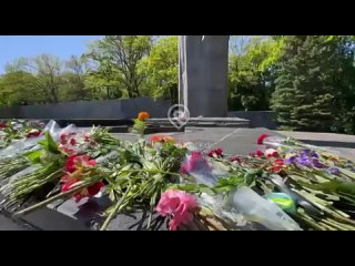 В Харькове к Мемориалу Славы несут цветы