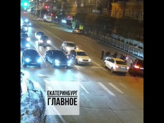 Появился момент ДТП на перекрестке Малышева  Горького
