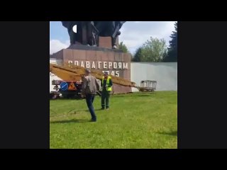В украинском городе Ровно с постамента памятника воинам ВОВ сбросили фигуры