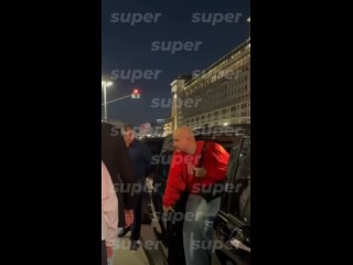 🔥 Канье Уэст прибыл в Москву.  Яна Рудковская сообщила о приезде Канье Уэста в Москву.   По ее информации, рэпер... (видео)