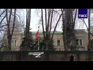 На территории посольства Украины в Москве вывешены флаг РФ и Знамя Победы