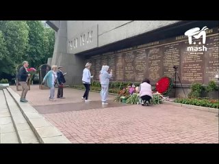 Люди несут цветы к стелам на Аллее городов-героев и к Вечному огню в центре Севастополя