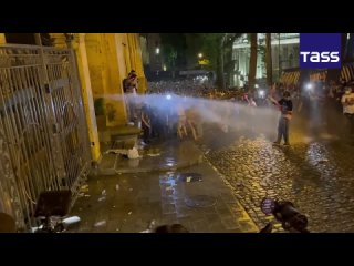 Cientos de personas estn protestando frente al Parlamento georgiano, donde se aprob en segunda lectura el proyecto de ley