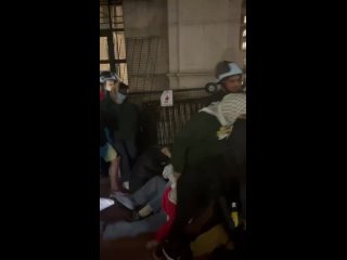 URGENTE: La polica de Nueva York irrumpe en el campus de la Universidad de Columbia y obliga a los periodistas a dejar de fi