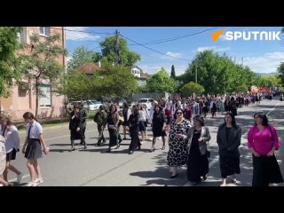 Бессмертный полк и церемония возложения цветов к памятнику защитников Родины в ВОВ прошли в Гудауте