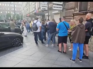 ⚡️ Жители Петербурга выстроились в длинные очереди у пунктов обмена валют  Сегодня из-за введения новых санкций... (видео)