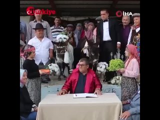 В районе Кумлуджа (Анталья) прошла ослиная свадьба, чтобы привлечь внимание к ослам, которым в Турции грозит исчезновение к 2030