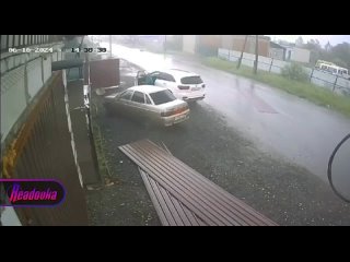 В Кургане трое мужчин с риском для жизни пытались спасти от ветра нажитые честным трудом металлические листы, но у... (видео)