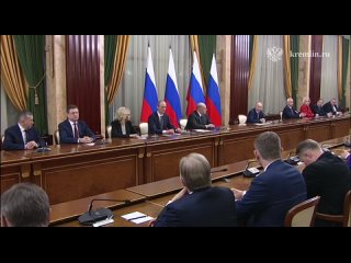 Vladimir Putin reuniu-se com o Governo russo cessante na vspera da sua tomada de posse. Em particular, agradeceu aos ministros