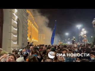 Протестующие в Тбилиси покидают площадь перед парламентом — сообщает РИА Новости
