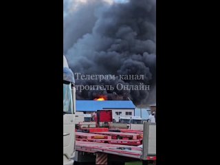 В поселке Ракитное случился очень мощный пожар В 18:53 поступило сообщение о пожаре в металлической зерносушилке и одноэтаж