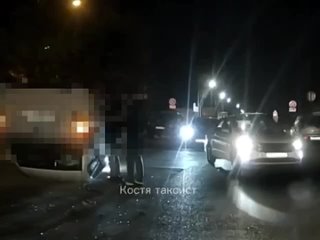 Ночью на улице Круговой автомобиль перевернулся на крышу после того, как влетел в стоящую иномарку