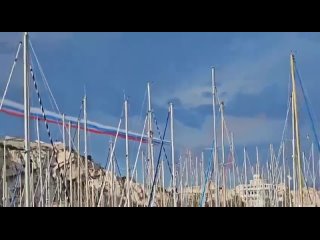 Marseille hier, les avions ont dessins un drapeau russe !!