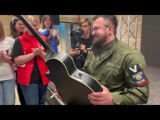 Финалист Голос 9 подарил свою гитару Первой из Волновахи