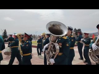 Тем временем участники парада Победы добрались до Мемориала боевой и трудовой славы забайкальцев, пройдёт торжественный митинг,