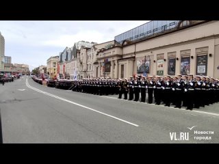 В центре города в разгаре репетиция парада. В 10:14 после речи командующего объявили минуту молчания (звук метронома) - эта трад