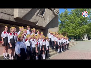 Ученики школы №41 исполнили песню День Победы и Гимн Севастополя возле Мемориала-героической обороны 1941-1942 гг.