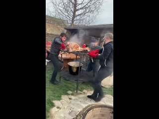 Александр Емельяненко и Рамзан Кадыров зажарили барана в Чечне (360p)