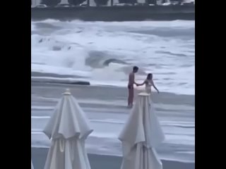 ❗️😨 В Сочи  20-летнюю девушку унесло в море во время романтической прогулки по пляжу:  видео происшествия разлетелось... (видео)